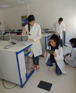 COMPROBACIÓN DEL TIRO HORIZONTAL en 1º de Bachillerato