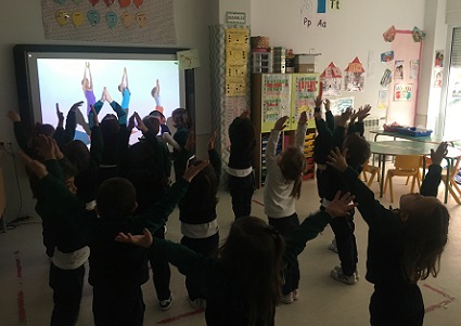 Practicando yoga para relajarse en 2º de Infantil.