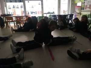 Practicando yoga para relajarse en 2º de Infantil. 
