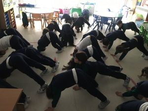 Practicando yoga para relajarse en 2º de Infantil. 