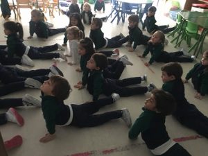Practicando yoga para relajarse en 2º de Infantil. 