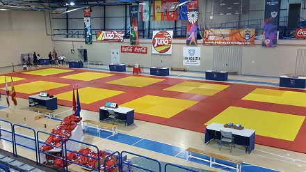 Alumnos que asisten a Judo participan en un campeonato.