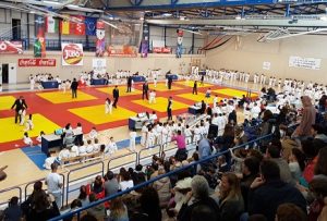 Alumnos que asisten a Judo participan en un campeonato. 