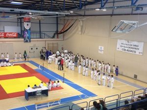 Alumnos que asisten a Judo participan en un campeonato. 