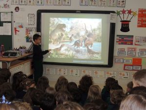 Presentación sobre los dinosaurios de un alumno de 1º Primaria a sus compañeros de Infantil. 