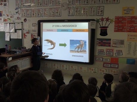 Presentación sobre los dinosaurios de un alumno de 1º Primaria a sus compañeros de Infantil.