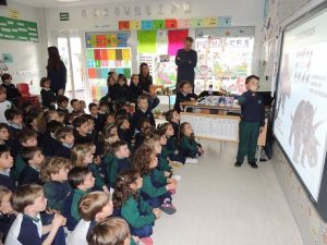 Presentación sobre los dinosaurios de un alumno de 1º Primaria a sus compañeros de Infantil. 