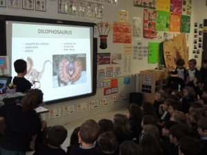Presentación sobre los dinosaurios de un alumno de 1º Primaria a sus compañeros de Infantil. 