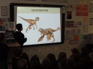 Presentación sobre los dinosaurios de un alumno de 1º Primaria a sus compañeros de Infantil. 
