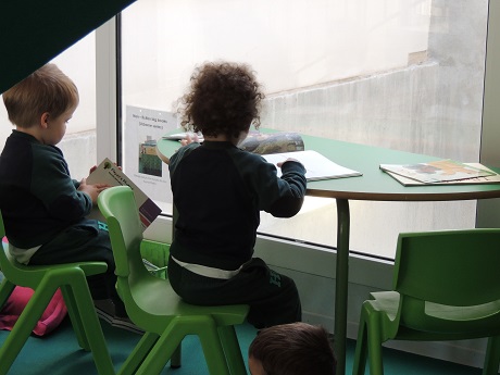 Nursery en el rincón de lectura de 5 años.
