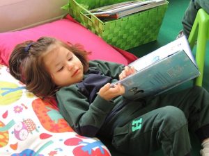 Nursery en el rincón de lectura de 5 años. 