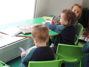 Nursery en el rincón de lectura de 5 años. 