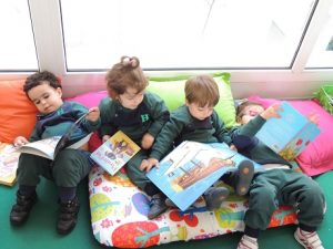 Nursery en el rincón de lectura de 5 años. 