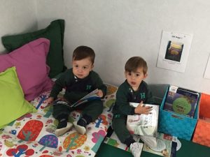 Nursery en el rincón de lectura de 5 años. 