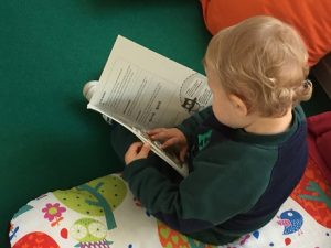 Nursery en el rincón de lectura de 5 años. 