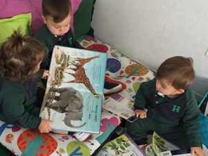 Nursery en el rincón de lectura de 5 años. 