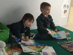 Nursery en el rincón de lectura de 5 años. 