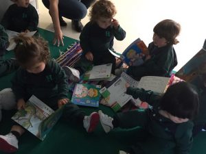 Nursery en el rincón de lectura de 5 años. 