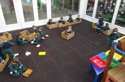 Taller de plástica con cajas en el patio.