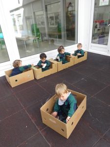 Taller de plástica con cajas en el patio.