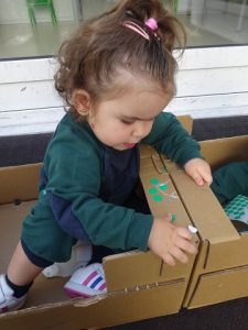 Taller de plástica con cajas en el patio.