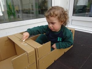 Taller de plástica con cajas en el patio.