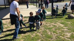 Los alumnos de Nursery 2 visitan la granja escuela.
