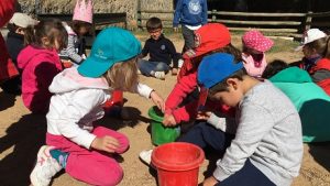 2ºy 3º de Infantil disfrutan de la naturaleza en la granja. 