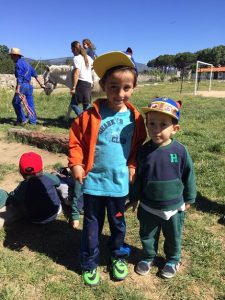 2ºy 3º de Infantil disfrutan de la naturaleza en la granja. 