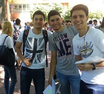 2º de Bachillerato realizando la prueba EvAU.