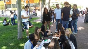 2º de Bachillerato realizando la prueba EvAU. 