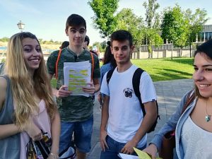 2º de Bachillerato realizando la prueba EvAU. 