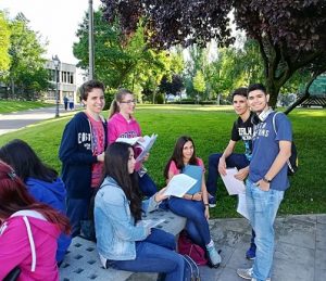 2º de Bachillerato realizando la prueba EvAU. 