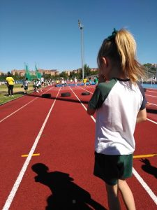 ALUMNOS DE PRIMARIA EN LAS MINI OLIMPIADAS DE TRES CANTOS.