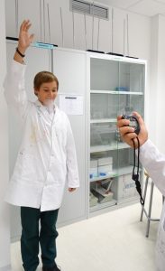 LOS ALUMNOS DE 2º VISITAN EL LABORATORIO PARA CONOCER EL MATERIAL