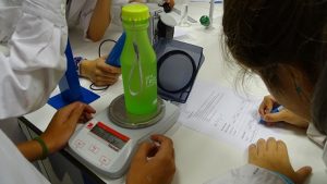 LOS ALUMNOS DE 2º VISITAN EL LABORATORIO PARA CONOCER EL MATERIAL