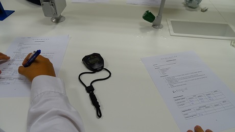 LOS ALUMNOS DE 2º VISITAN EL LABORATORIO PARA CONOCER EL MATERIAL