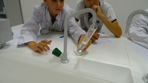 LOS ALUMNOS DE 2º VISITAN EL LABORATORIO PARA CONOCER EL MATERIAL