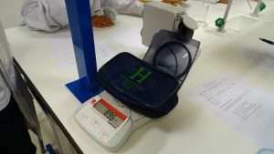 LOS ALUMNOS DE 2º VISITAN EL LABORATORIO PARA CONOCER EL MATERIAL