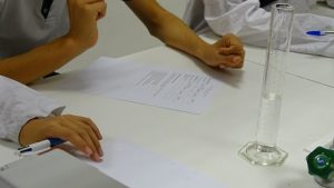LOS ALUMNOS DE 2º VISITAN EL LABORATORIO PARA CONOCER EL MATERIAL