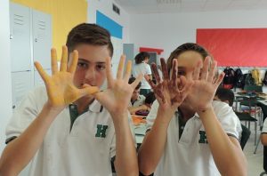 Los alumnos de 1º de E.S.O. C decoran su clase. 
