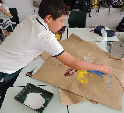 Los alumnos de 1º de E.S.O. C decoran su clase.