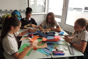Los alumnos de 1º de E.S.O. C decoran su clase. 