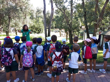 Los alumnos de 1º conocen el ecosistema acuático en el Zoo.