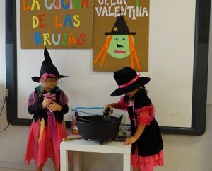 Alumnas de 2º de Infantil muestran a sus compañeros qué comen las brujas. 