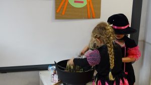 Alumnas de 2º de Infantil muestran a sus compañeros qué comen las brujas. 