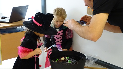 Alumnas de 2º de Infantil muestran a sus compañeros qué comen las brujas.