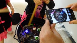 Alumnas de 2º de Infantil muestran a sus compañeros qué comen las brujas. 