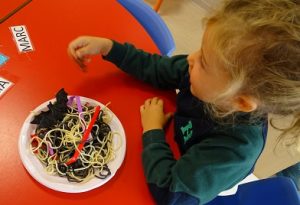 Alumnas de 2º de Infantil muestran a sus compañeros qué comen las brujas. 