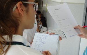 Los alumnos de 2º de E.S.O. estudian de las operaciones combinadas con una gymkana. 